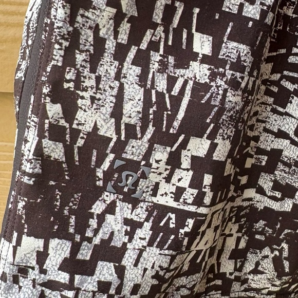 Lululemon PACE BREAKER SHORT 7" LINERLESS IN MINI VENTURE BLACK MULTI Size Small - Picture 5 of 6